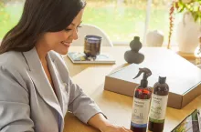 Katarzyna Cichopek, aktorka, prezenterka i przedsiębiorczyni ma także ponad 25-letnie doświadczenie w mediach. Od 2000 roku jest związana z serialem ”M jak miłość”, a obecnie współprowadzi program śniadaniowy ”halo tu polsat”. Została też sklasyfikowana na 9. miejscu wśród 100 najcenniejszych kobiecych marek osobistych w Polsce, według rankingu magazynu ”Forbes Women” z 2025 roku. Od kilku lat jest ona współwłaścicielką marki YA, która oferuje biżuterię i perfumy dla kobiet.