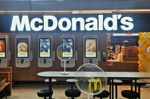 Nowy McDonald‘s na Lotnisku Chopina. Lokal prowadzi Lagardère Travel Retail w Polsce