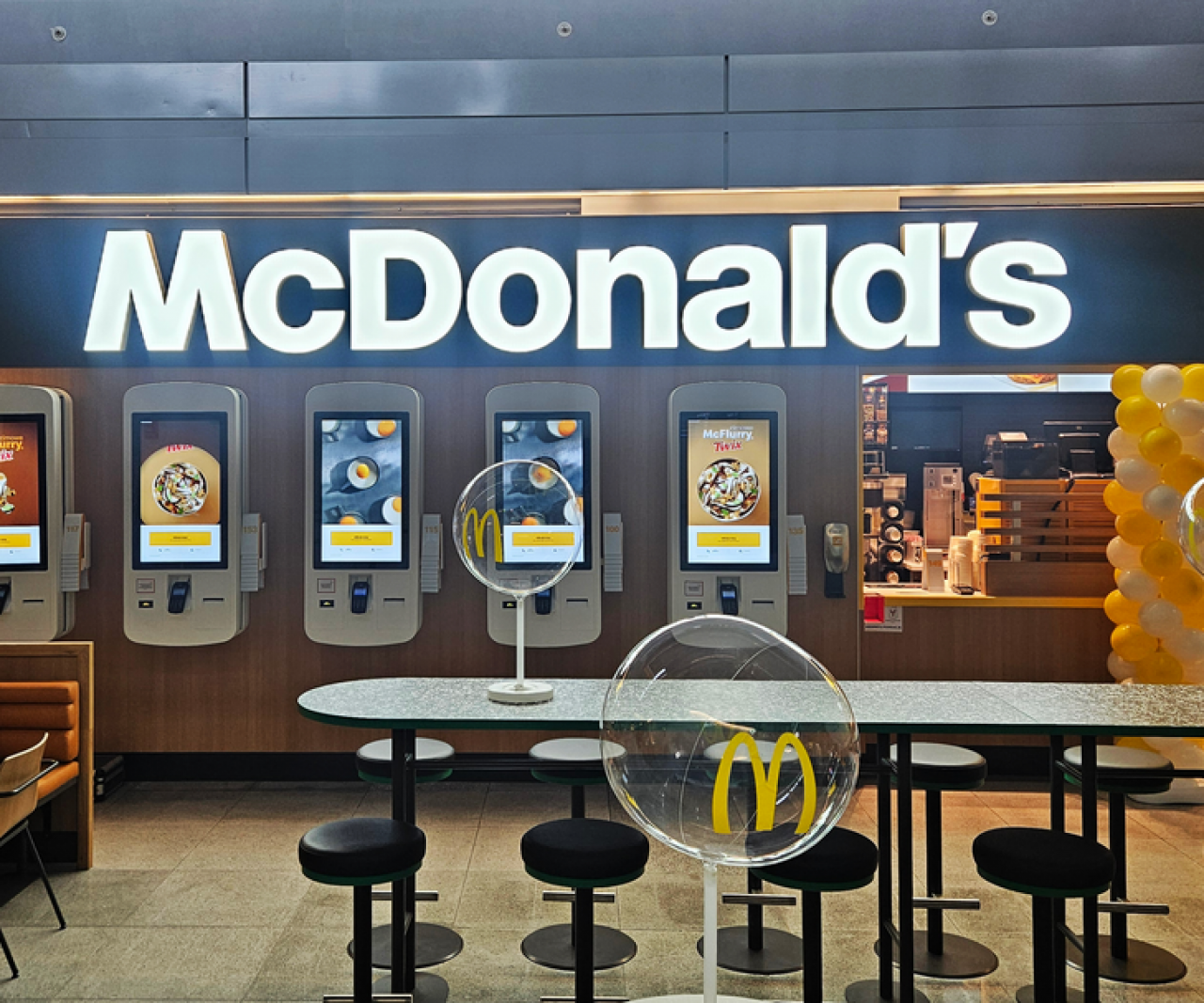 Nowy McDonald‘s na Lotnisku Chopina. Lokal prowadzi Lagardère Travel Retail w Polsce