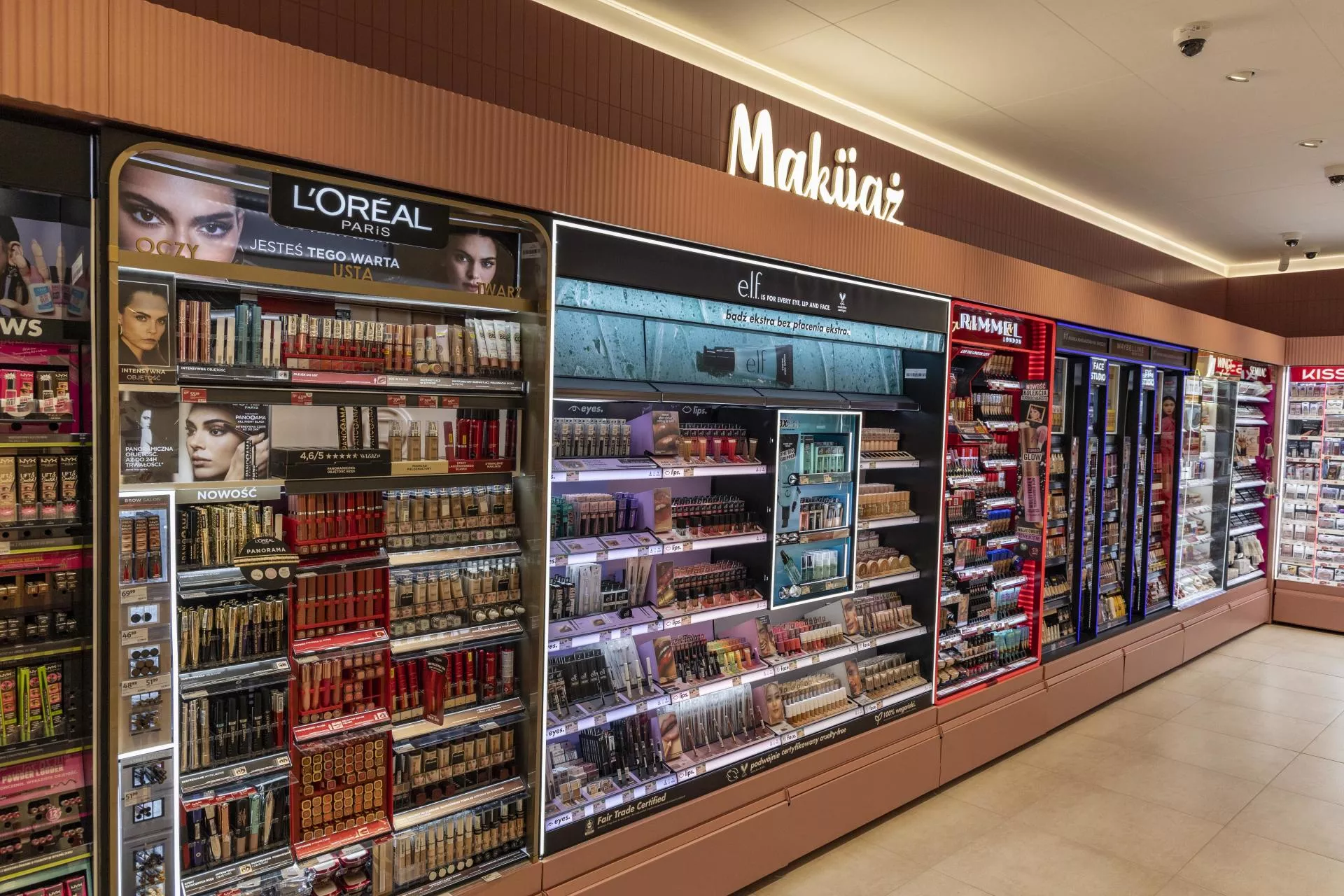 Kto podskoczy Rossmannowi? Drogerie w Polsce walczą między sobą oraz z dyskontami