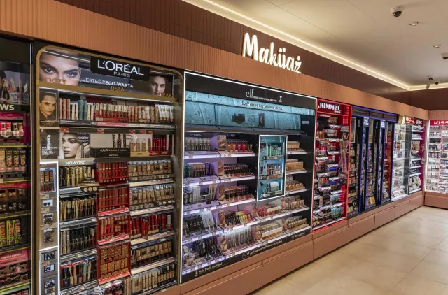 Kto podskoczy Rossmannowi? Drogerie w Polsce walczą między sobą oraz z dyskontami