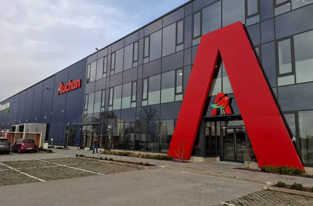 Auchan robi rewolucję! Sieć ujawnia tajemnice nowego zrobotyzowanego magazynu dla e-grocery