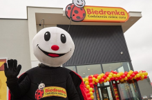 Biedronka rozdaje pracownikom bonusy i premie na święta. Ile można dostać?