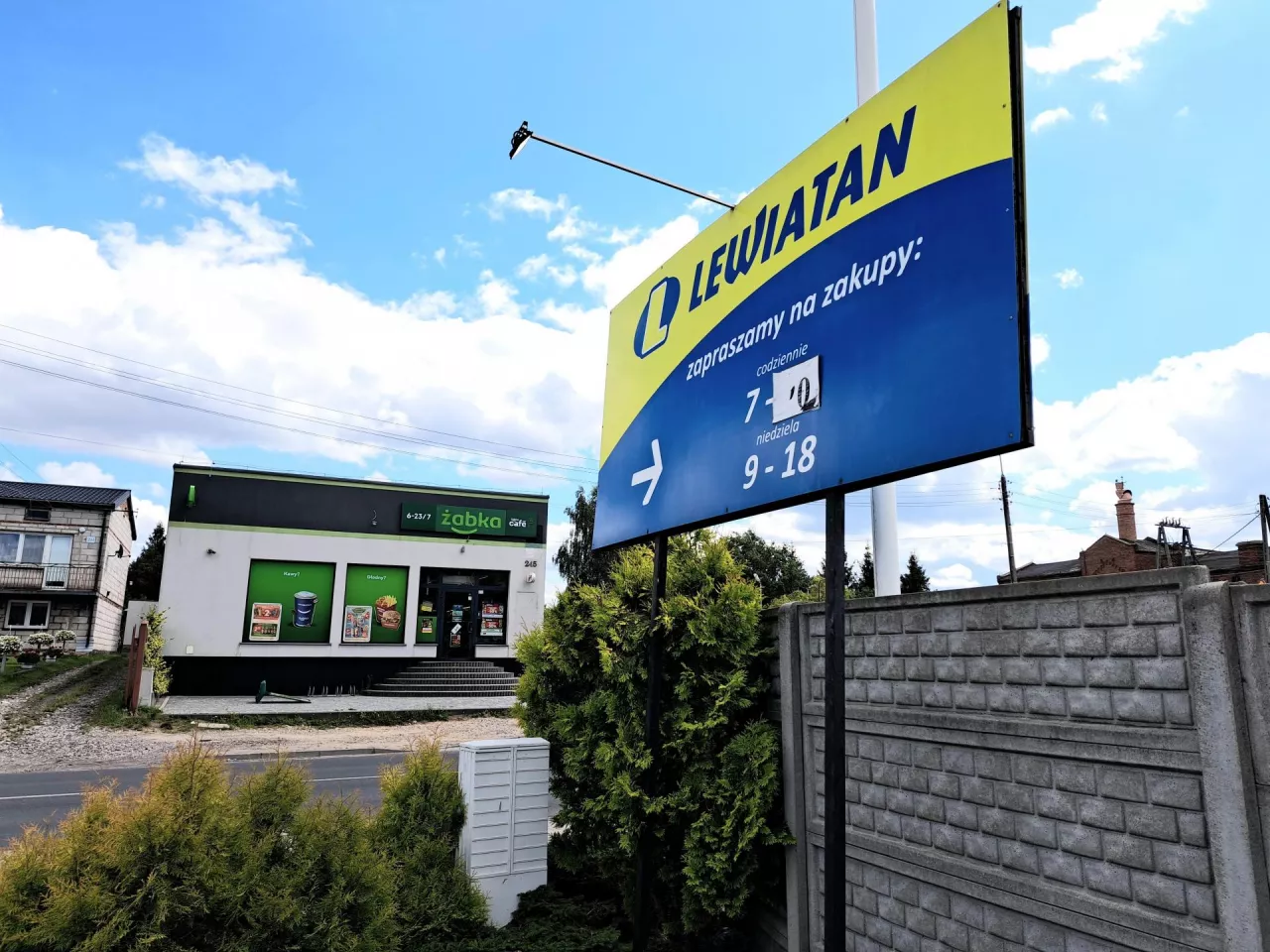 <p>Reklama zewnętrzna może przybierać różne formy – od niewielkich szyldów po wielkoformatowe reklamy na billboardach</p>