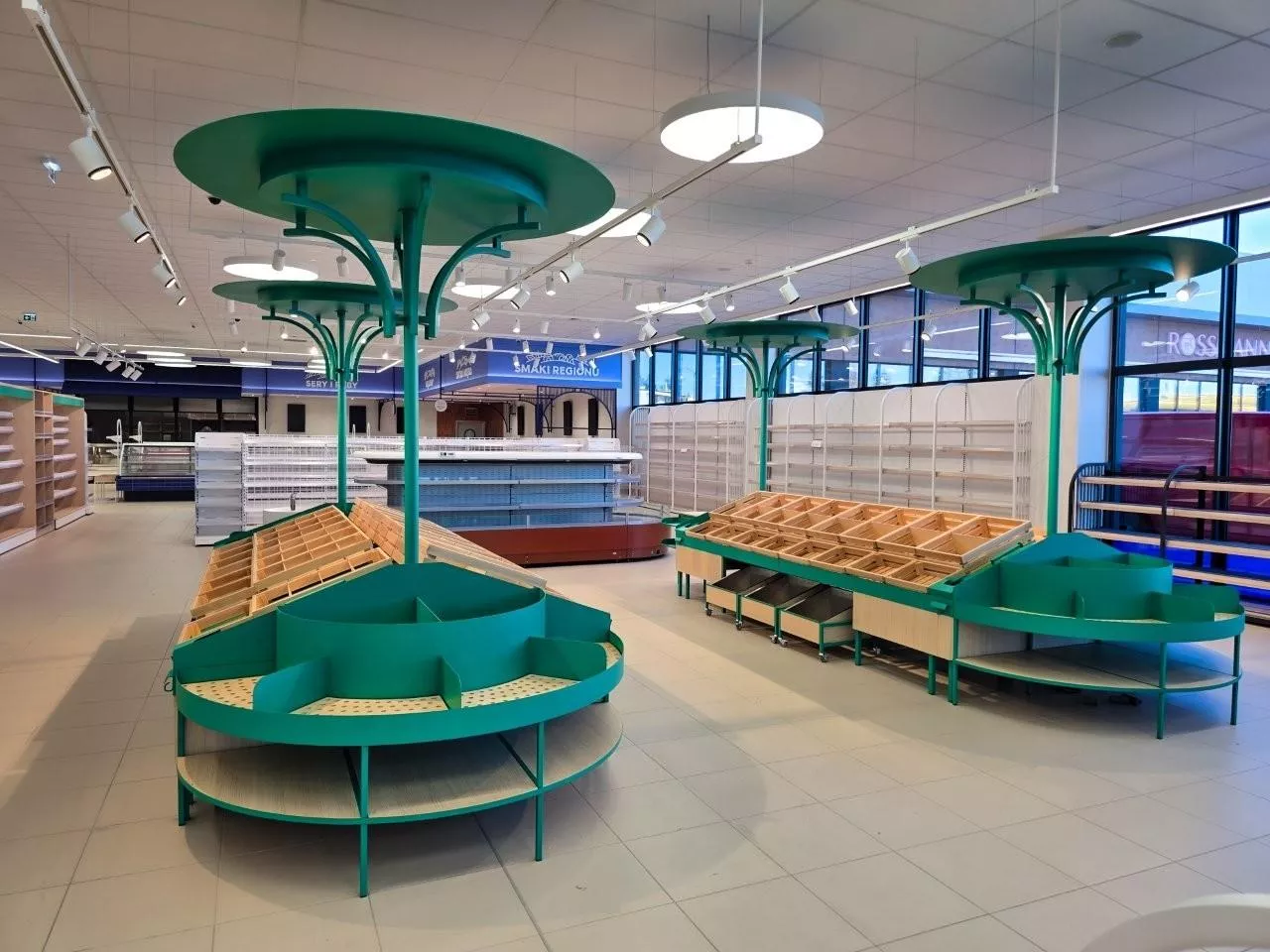 <p>Dział owocowo-warzywny zwraca szczególną uwagę w sklepach sieci Merkus</p>