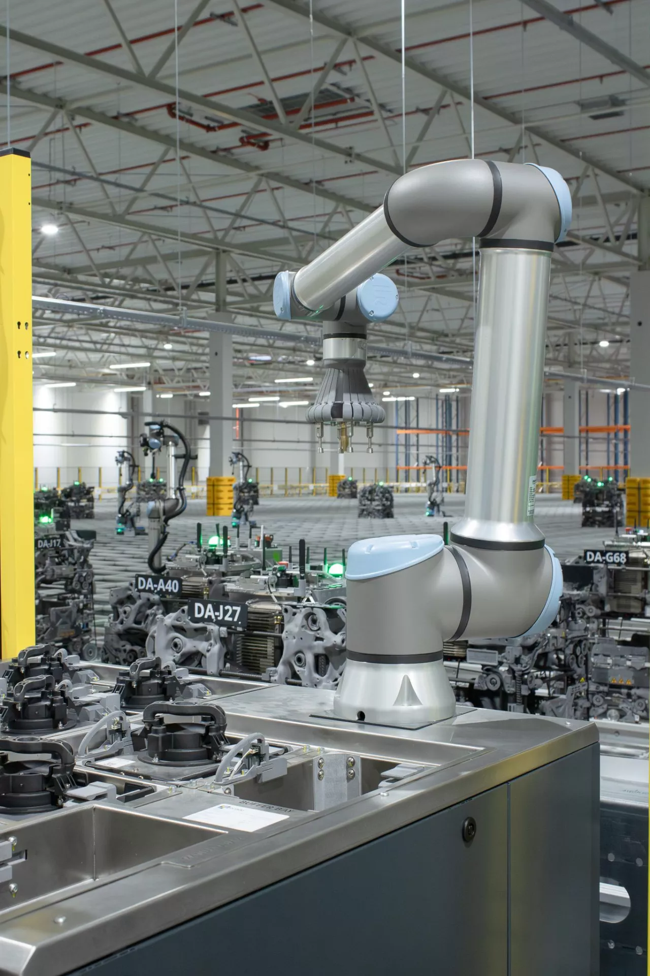 Ultranowoczesne, zrobotyzowane centrum dystrybucyjne Auchan (fot. wiadomoscihandlowe.pl)