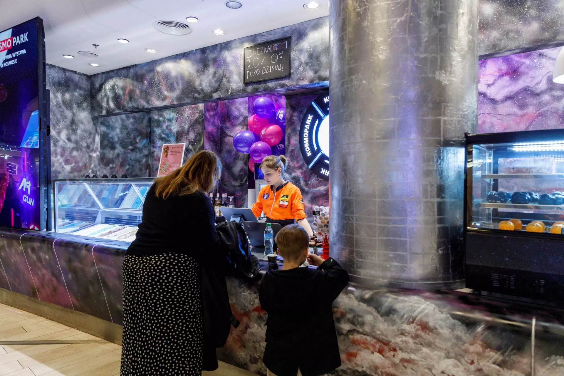 W Polsce otwarto... kosmiczną kawiarnię. Personel w kombinezonach astronautów