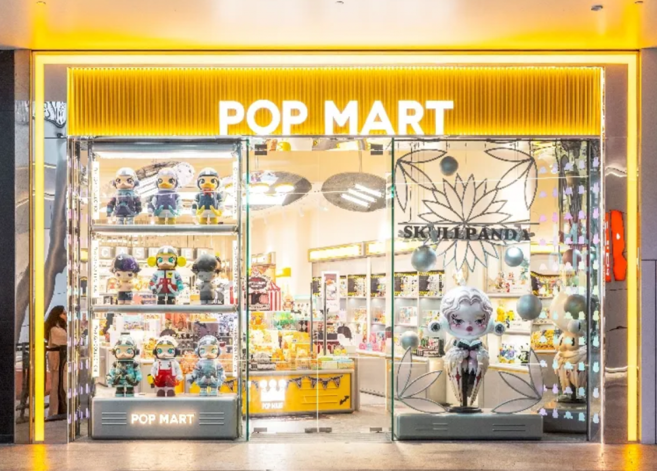 Wystawy sklepowe z lalkami i figurkami Labubu firmy Pop Mart
