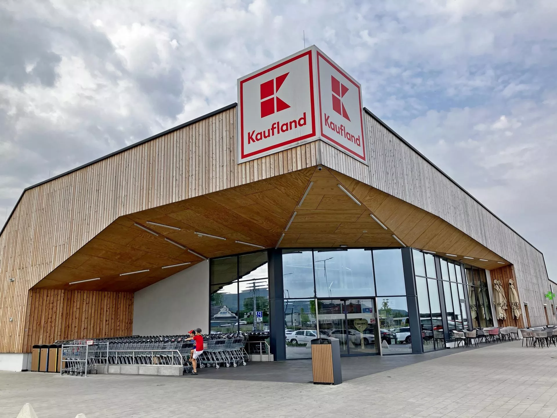 Kaufland testuje prototyp ekologicznego sklepu z… drewna [WIZYTA W SKLEPIE]