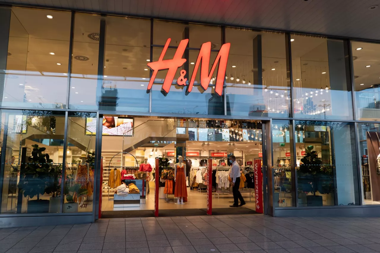 Sklep sieci H&amp;M w Złotych Tarasach ma być pierwsza placówka w nowym formacie, flagowym w regionie Europy Wschodniej (fot. Shutterstock)