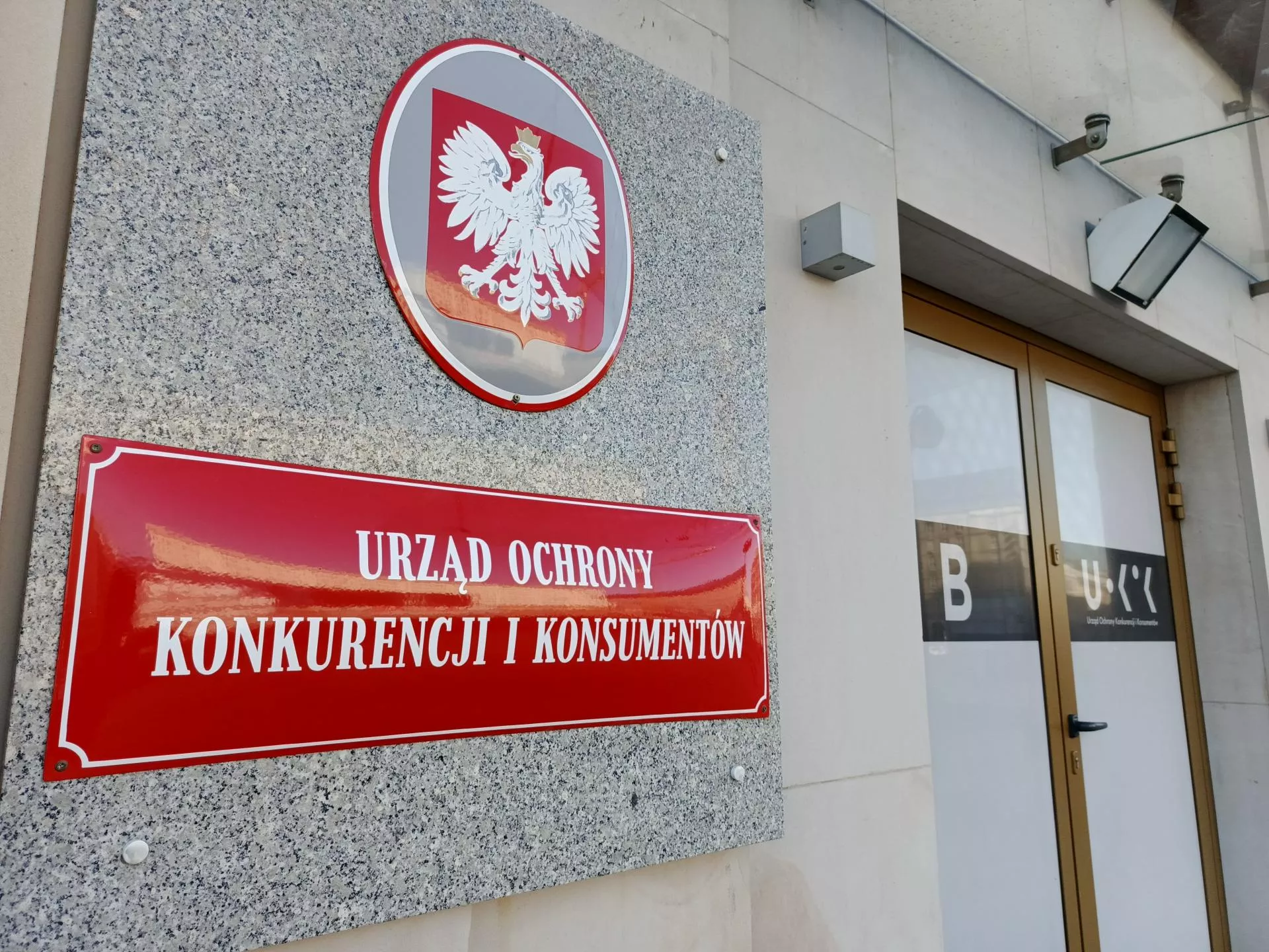 UOKiK uderza w koncern Apple. Chodzi o pytanie klientów o ich zgodę na „śledzenie”