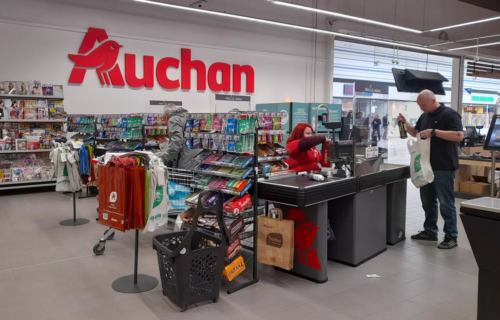 Sklepy Auchan idą pod skrzydła Muszkieterów. Czemu sieć się na to zdecydowała? [ANALIZA]