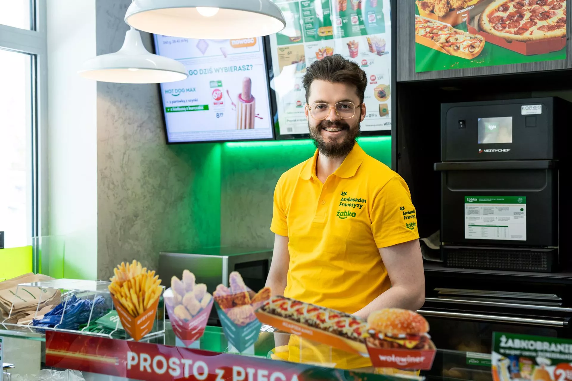 Burger z Żabki czy ugotowany posiłek w domu? Tak Polacy jedzą obiady [RAPORT]