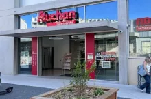 <p>Rewolucja w Auchan. 300 supermarketów we Francji przejdzie na franczyzę Intermarché i Netto (Fot. Auchan)</p>