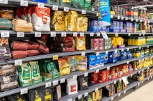 Na zdj. półka z kawą w sklepie w Poznaniu (fot. aileenchik/Shutterstock)