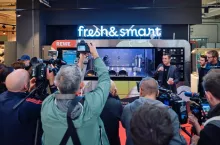 Robotyczzna kuchnia w sklepie Rewe zainspirowała sieć Edeka do testów podobnego rozwiązania (fot. Circus)