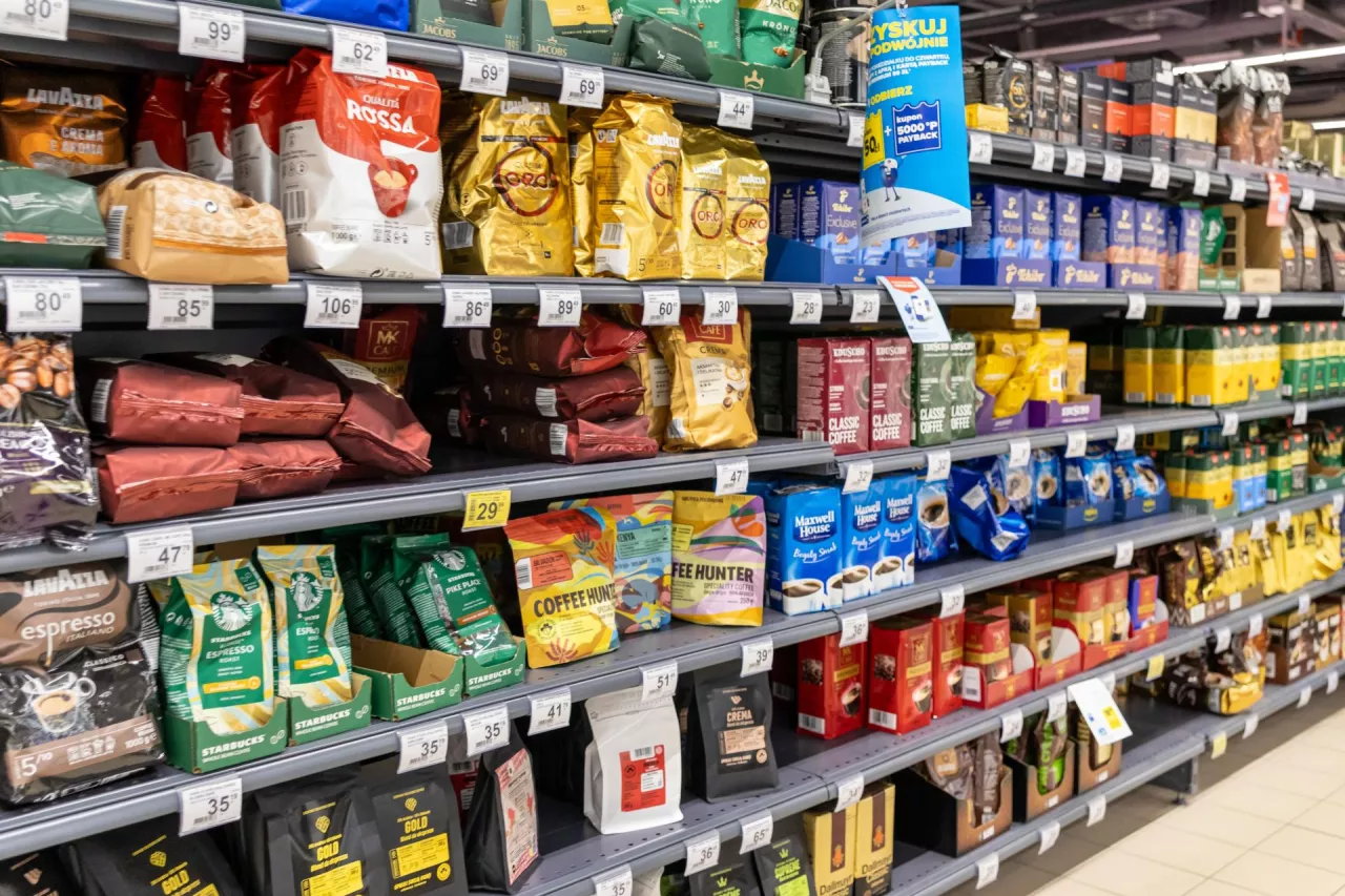 Na zdj. półka z kawą w sklepie w Poznaniu (fot. aileenchik/Shutterstock)