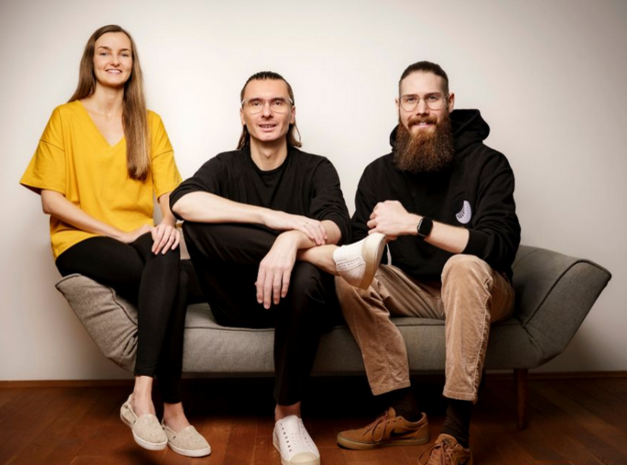 Juo założyli Leszek Zawadzki (CEO), Alina Prelicz (COO) i Paweł Tatarczuk (CTO) – zespół, który od ponad dekady wspólnie buduje projekty technologiczne i samodzielnie prowadził biznes subskrypcyjny.