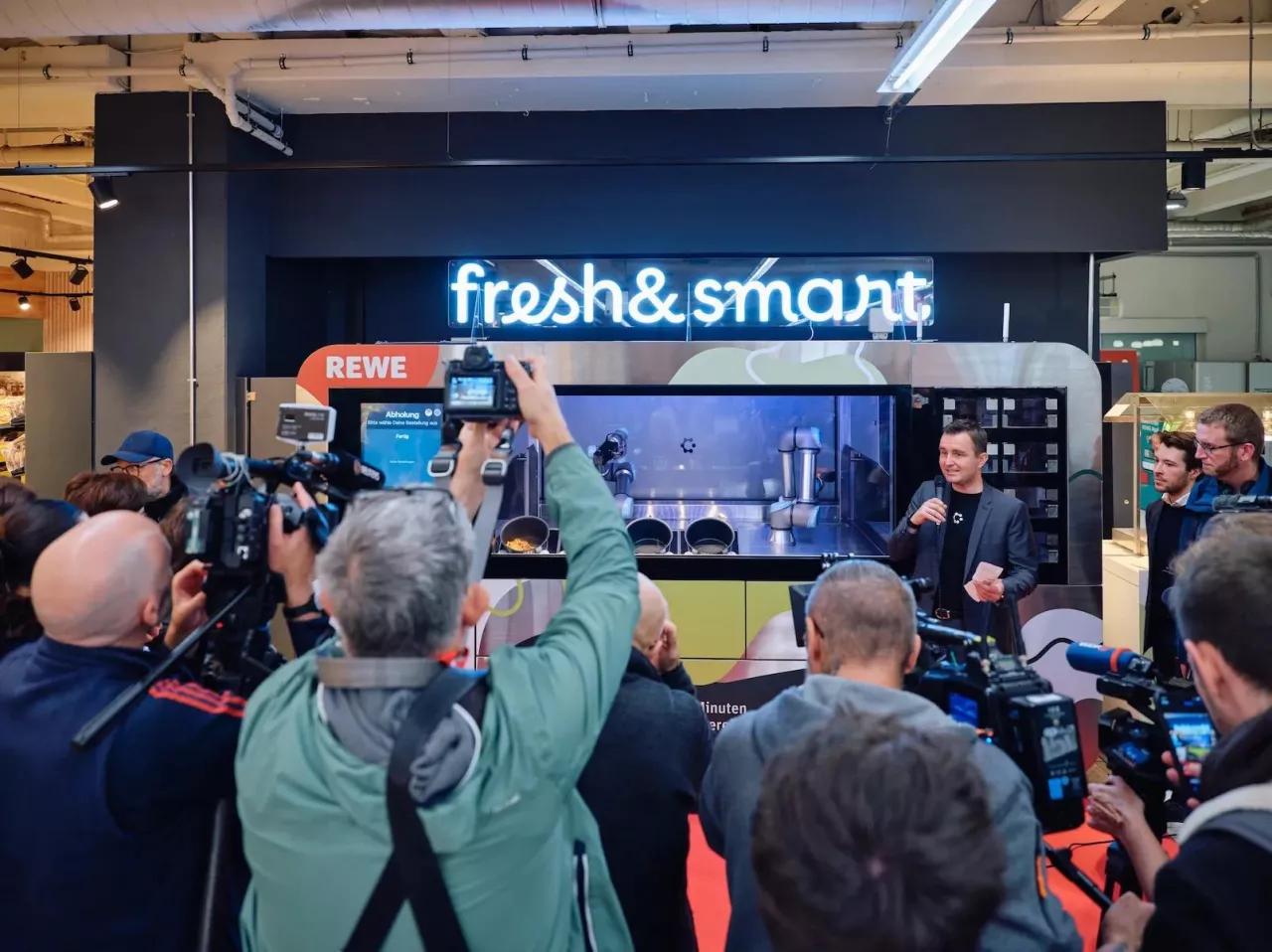 Robotyczzna kuchnia w sklepie Rewe zainspirowała sieć Edeka do testów podobnego rozwiązania (fot. Circus)