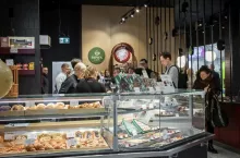 Cukiernia Sowa w Galerii Jurajska zajmuje 157 mkw. powierzchni. Przez pierwszy miesiąc jej działania zamówienia do stolików ma dostarczać robot Sówka (fot. Magda Stępak)