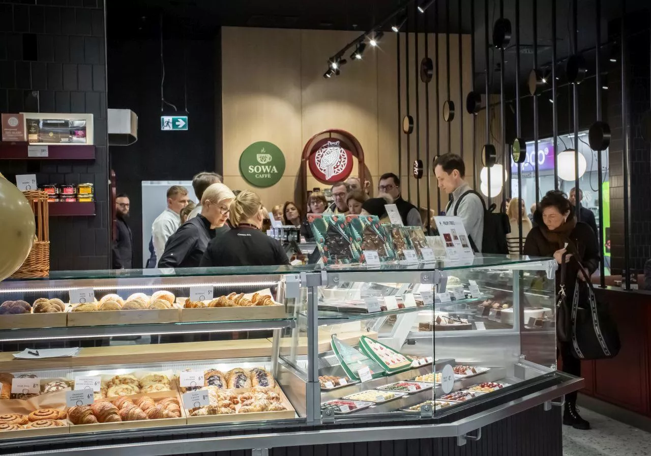 Cukiernia Sowa w Galerii Jurajska zajmuje 157 mkw. powierzchni. Przez pierwszy miesiąc jej działania zamówienia do stolików ma dostarczać robot Sówka (fot. Magda Stępak)