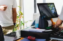 <p>40 tys. małych sklepów i hurtowni tonie w długach. Co dobija mały handel? (fot. Canva)</p>