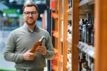 W 2025 r. liderami wzrostu pod względem wolumenu sprzedaży były koniaki oraz drinki gotowe do spożycia (fot. Shutterstock)