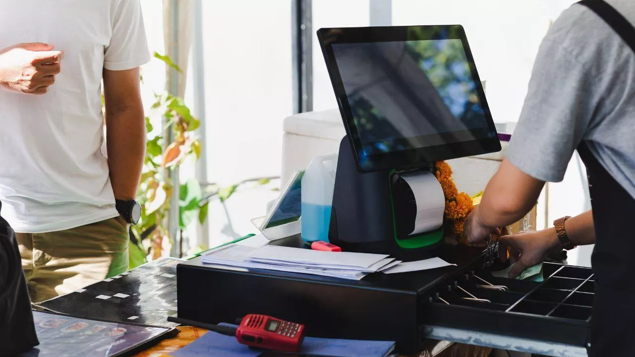 <p>40 tys. małych sklepów i hurtowni tonie w długach. Co dobija mały handel? (fot. Canva)</p>