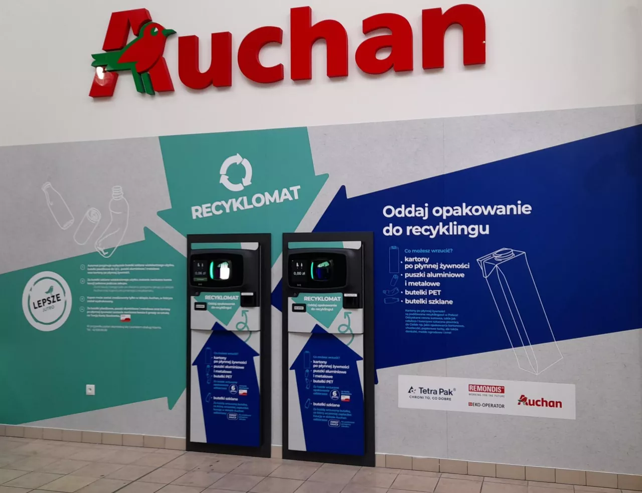 Butelkomaty w sklepie Auchan (fot. Konrad Kaszuba)