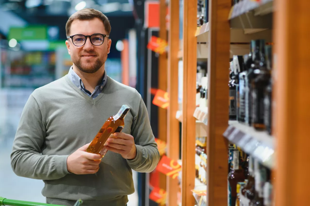 W 2025 r. liderami wzrostu pod względem wolumenu sprzedaży były koniaki oraz drinki gotowe do spożycia (fot. Shutterstock)