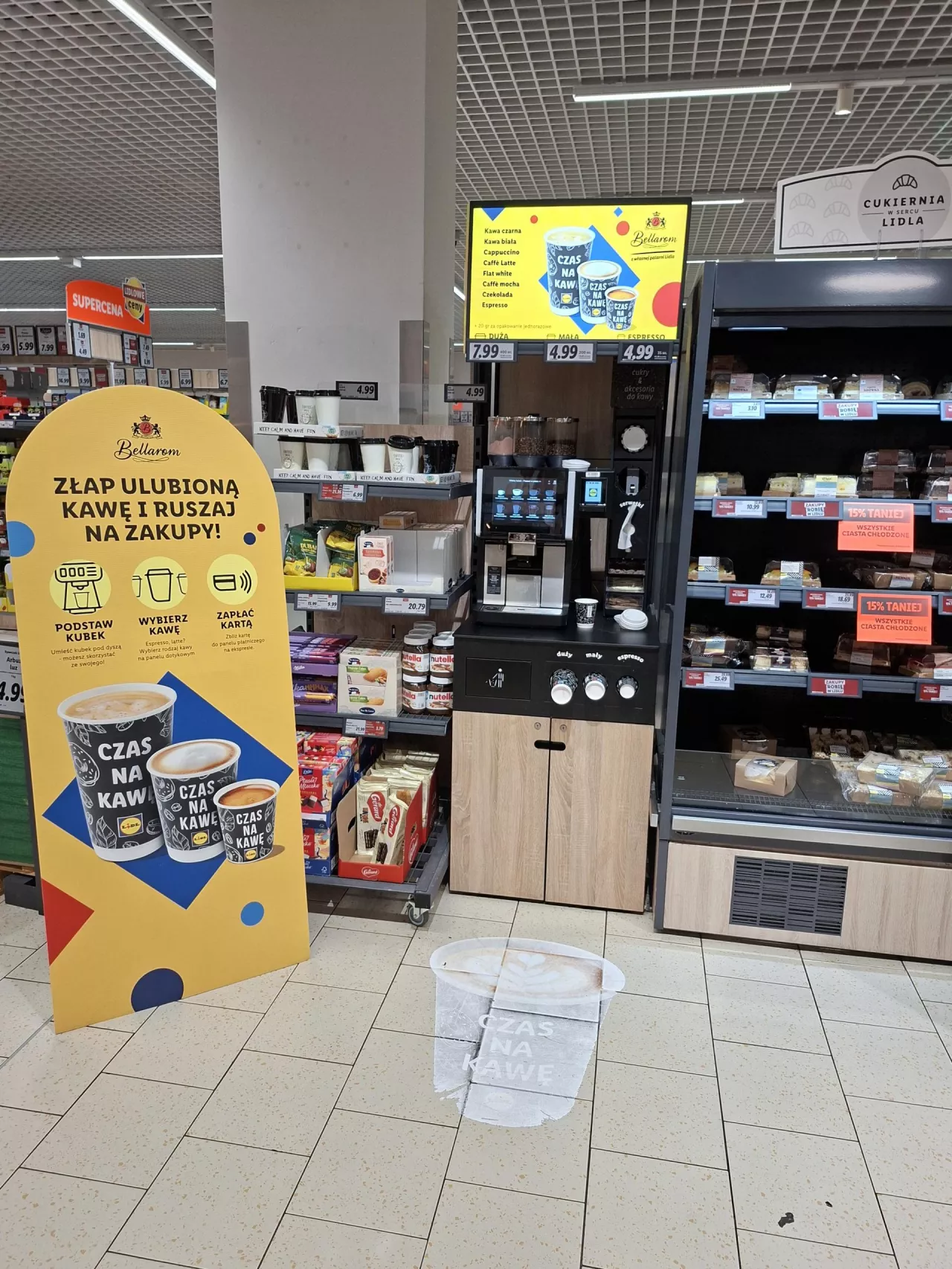 Kącik kawowy w poznańskim Lidlu (fot. wiadomoscihandlowe.pl)