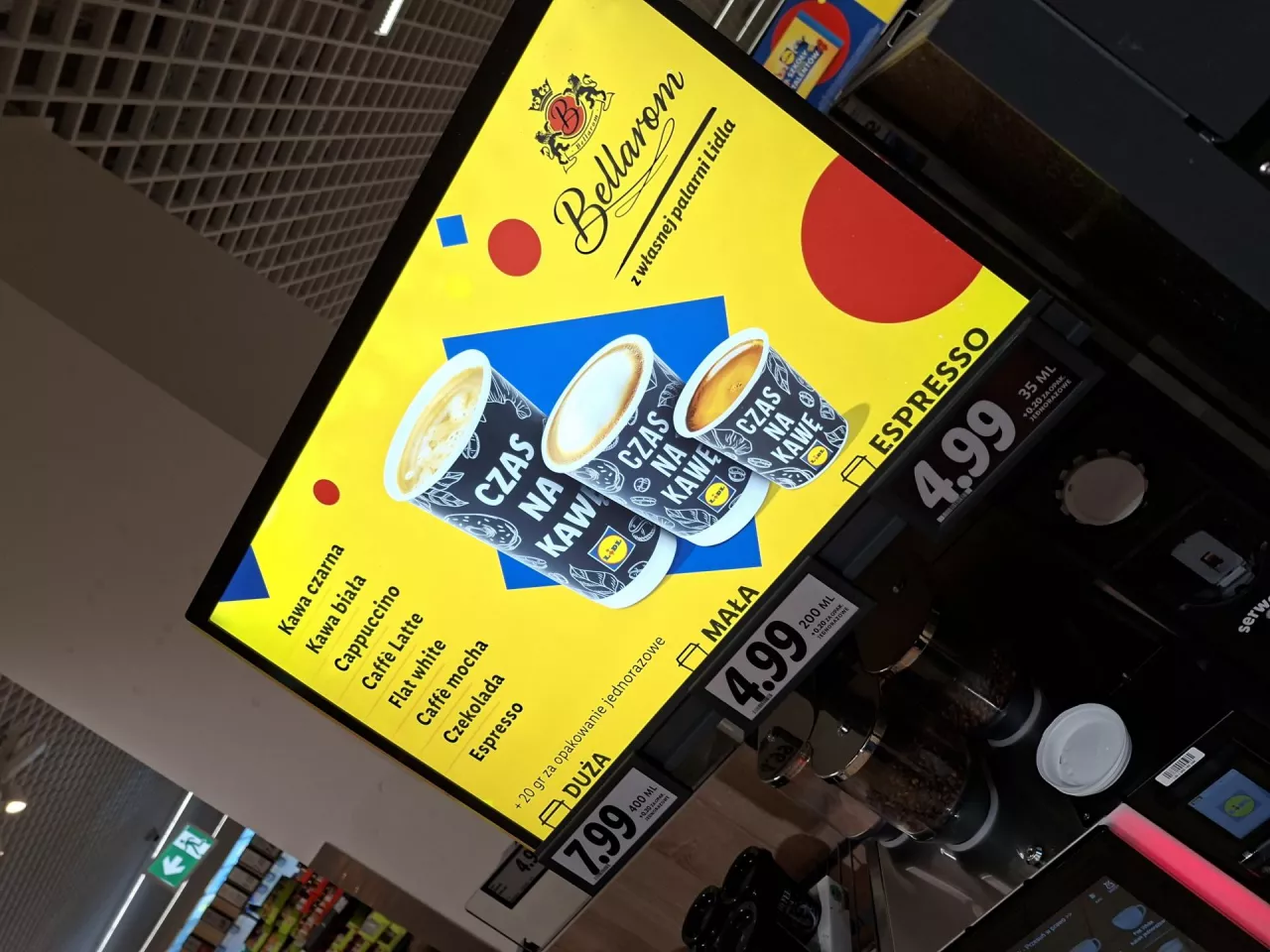 Kącik kawowy w poznańskim Lidlu (fot. wiadomoscihandlowe.pl)