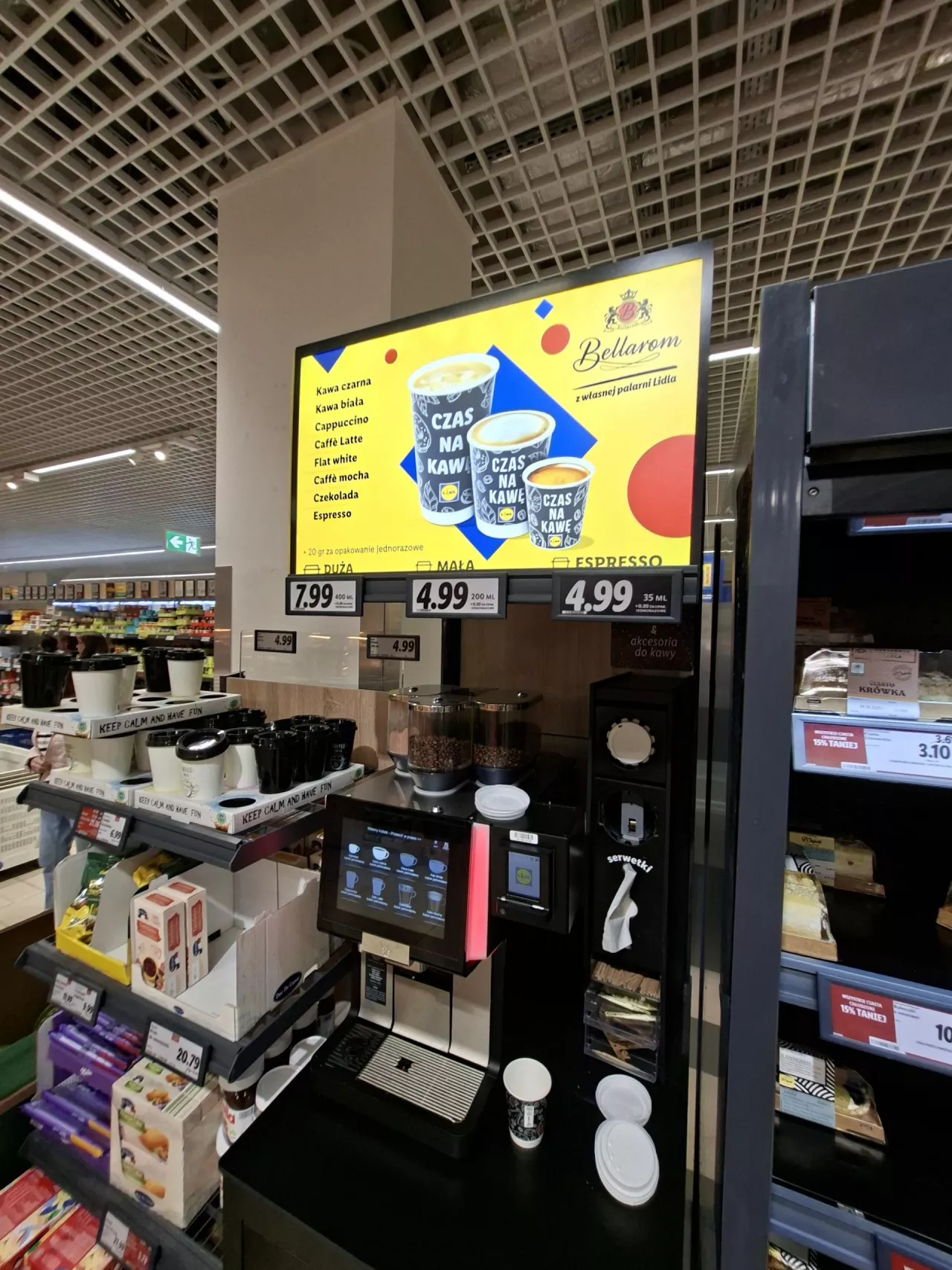 Kącik kawowy w poznańskim Lidlu (fot. wiadomoscihandlowe.pl)