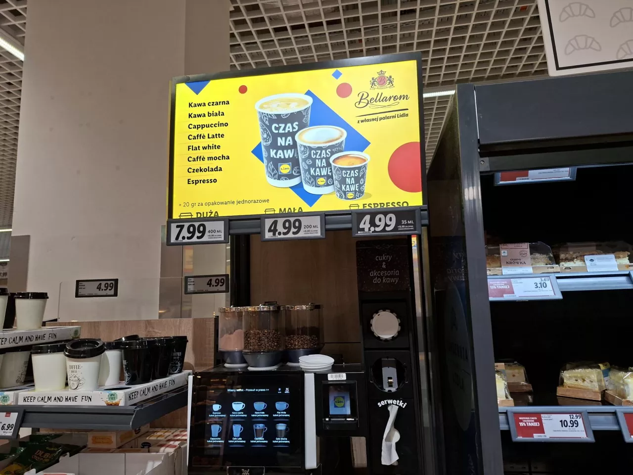 Kącik kawowy w poznańskim Lidlu (fot. wiadomoscihandlowe.pl)