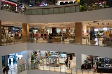Polacy rzadziej odwiedzają galerie handlowe (fot. Shutterstock)