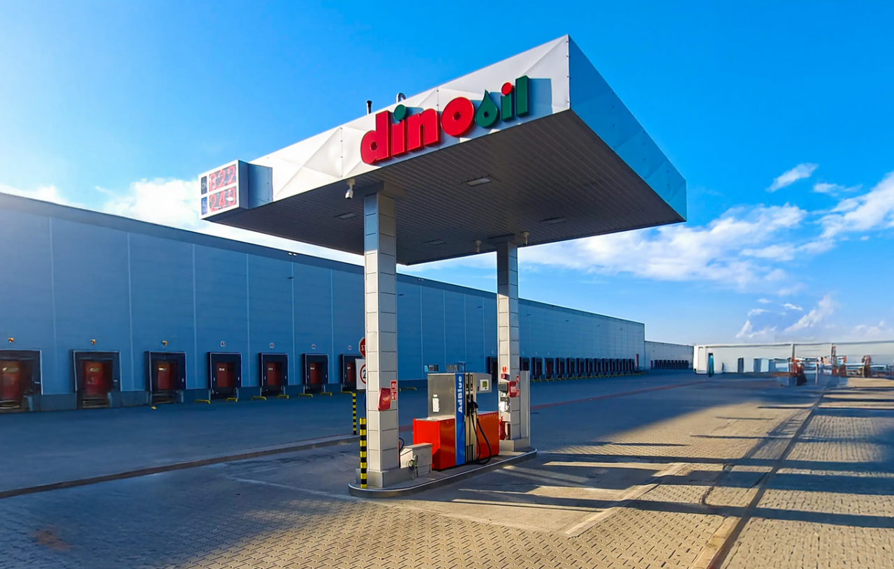 Testowy stacja paliw dla ciężarówek Dino Oil działa już od 2023 roku przy bazie transportowej w miejscowości Łobez
