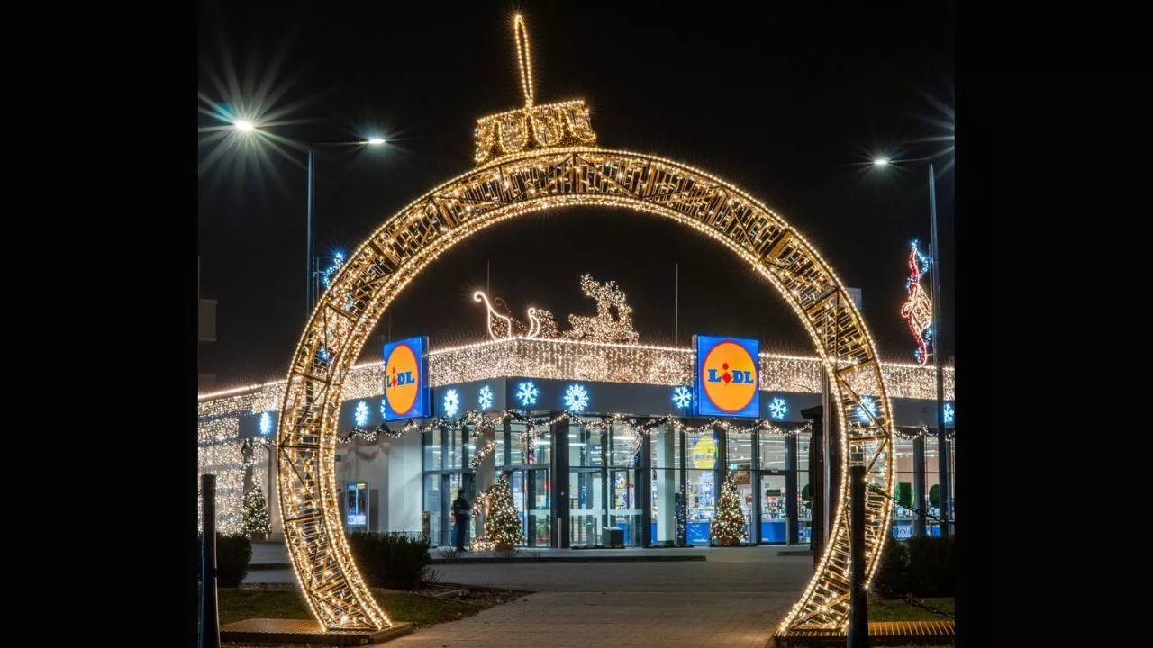 Najbardziej świąteczny Lidl w Polsce. Gdzie zobaczyć iluminację Andziaks? (fot. Lidl)
