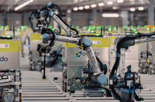 Roboty kompletujące zamówienie w magazynie Ocado (fot. mat. prasowe/Ocado)