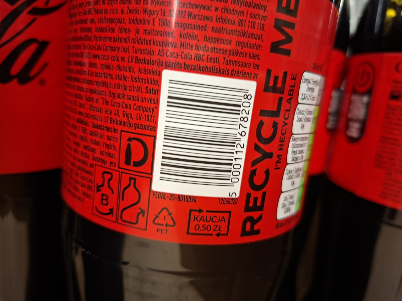 Biedronka sprzedaje już Coca-Colę w butelkach objętych systemem kaucyjnym (fot. wiadomoscihandlowe.pl)