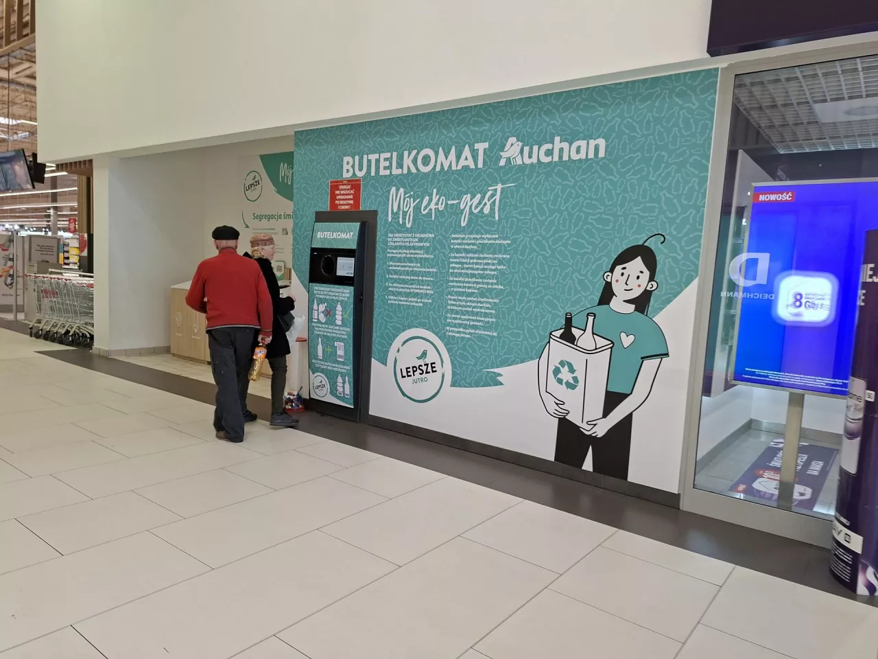 Na zdj. butelkomat w sklepie sieci Auchan/zdjęcie ilustracyjne (fot. wiadomoscihandlowe.pl)