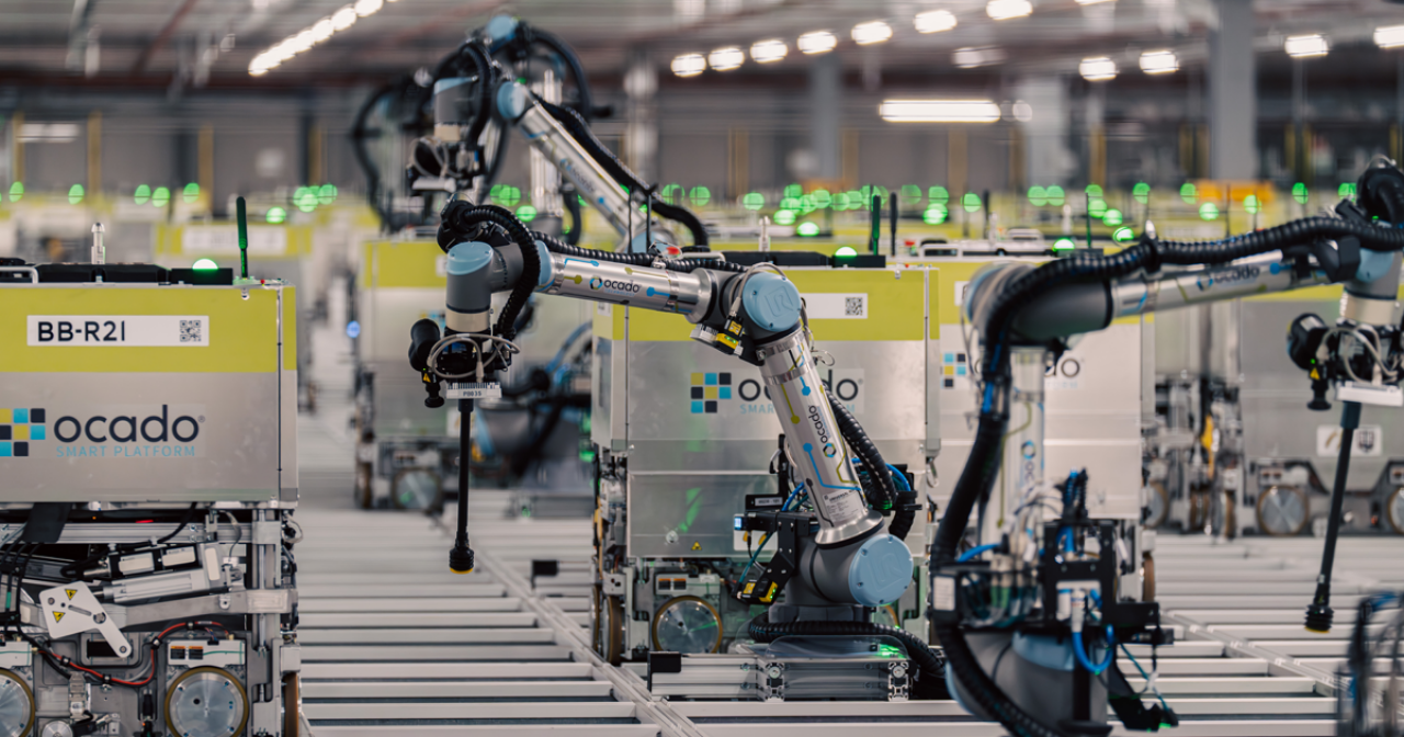 Roboty kompletujące zamówienie w magazynie Ocado (fot. mat. prasowe/Ocado)