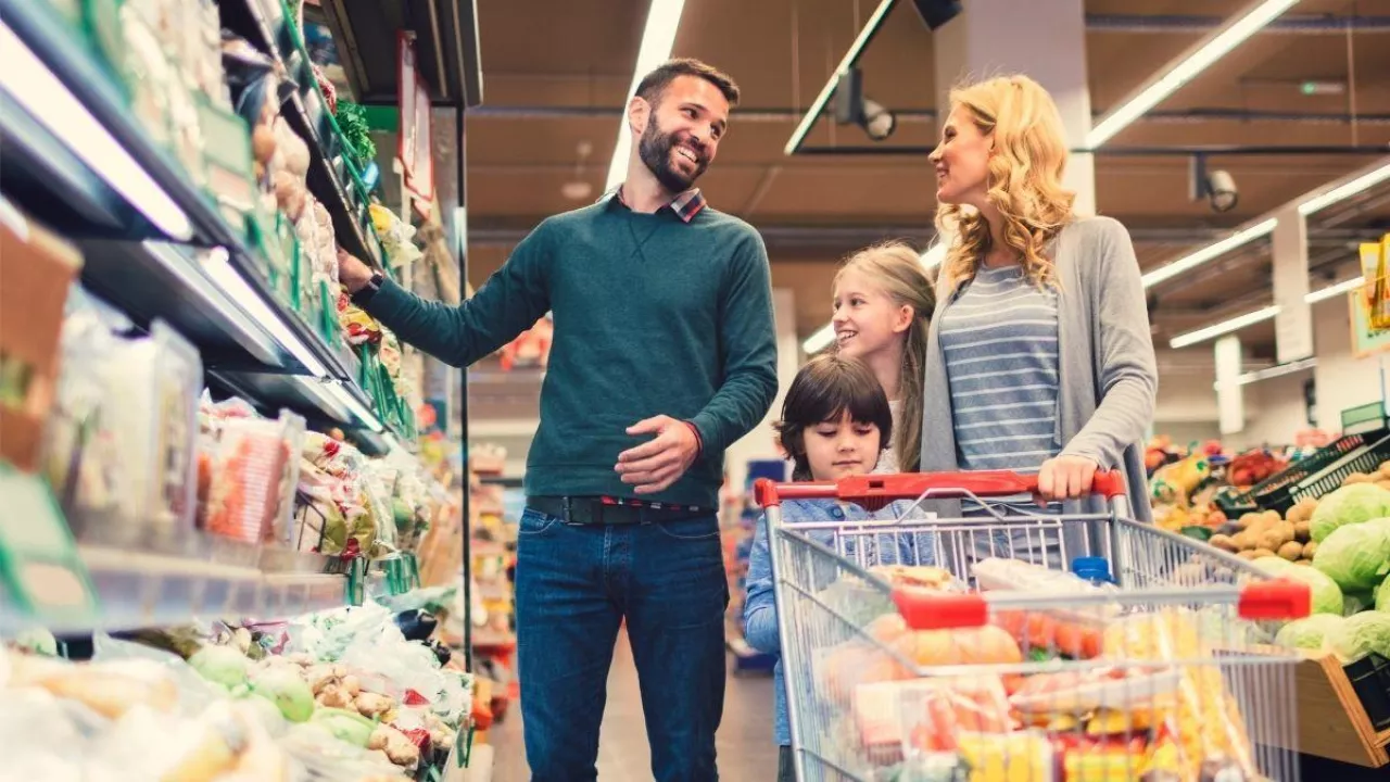 Tempo wzrosu cen żywności spada (fot. Canva)