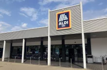 Powiększony format sklepu flagowego, rozszerzony do 2000 metrów kwadratowych w 2020 roku, wyznacza nową skalę dla dyskontu. Odwiedzany oddział to przebudowa istniejącego obiektu, który stał się wówczas największym sklepem marki. (fot Sebastian Rennack)