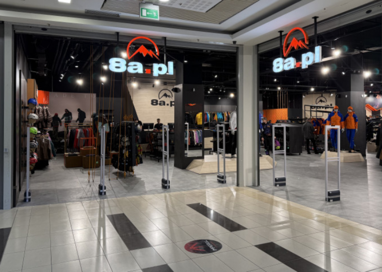 8a.pl otworzył w Krakowie największy sklep outdoorowy w Polsce – nowoczesny showroom o powierzchni 721 mkw.
