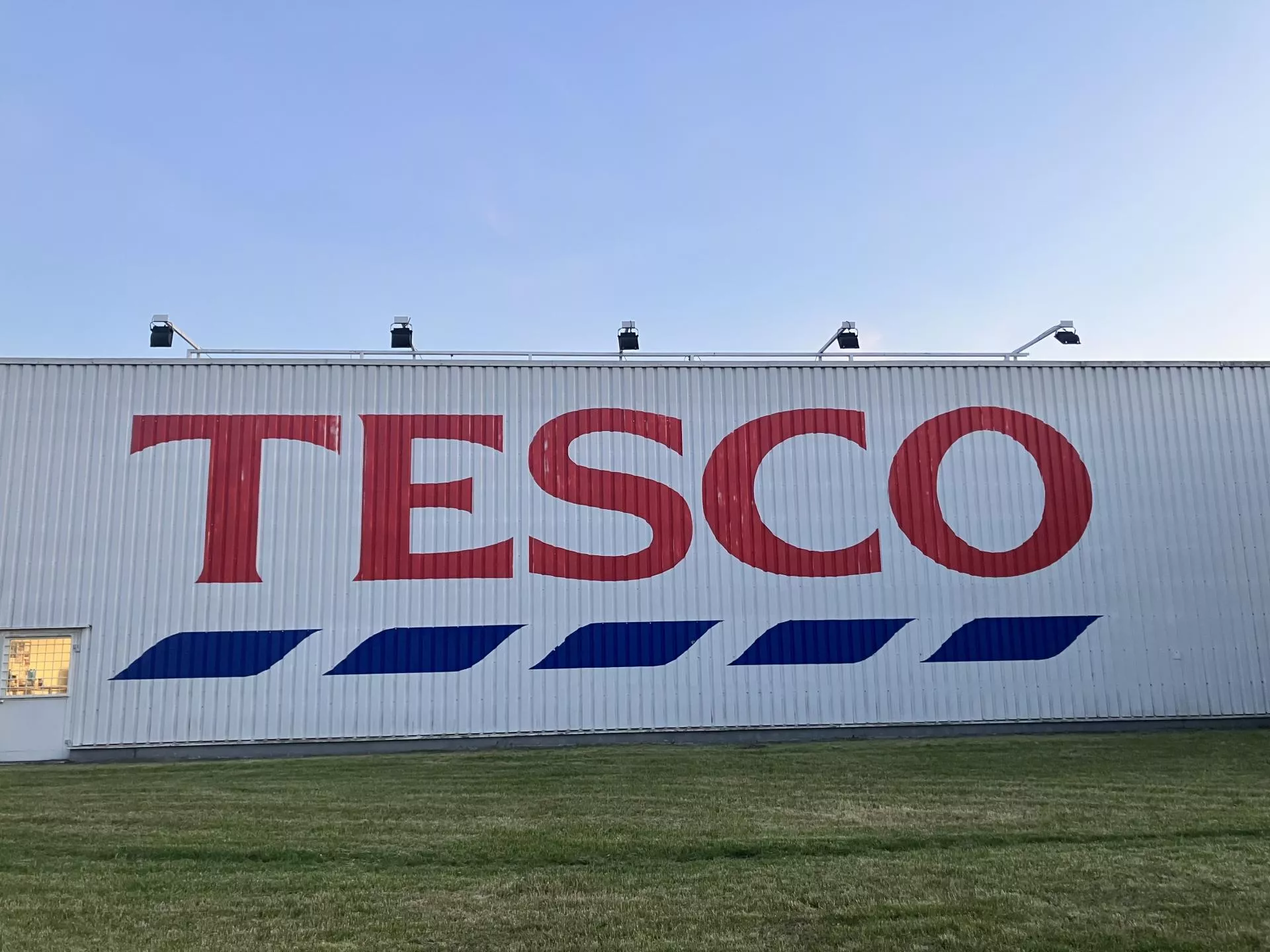 Tesco nie poddaje się w regionie CEE. Jak walczy o rynek?