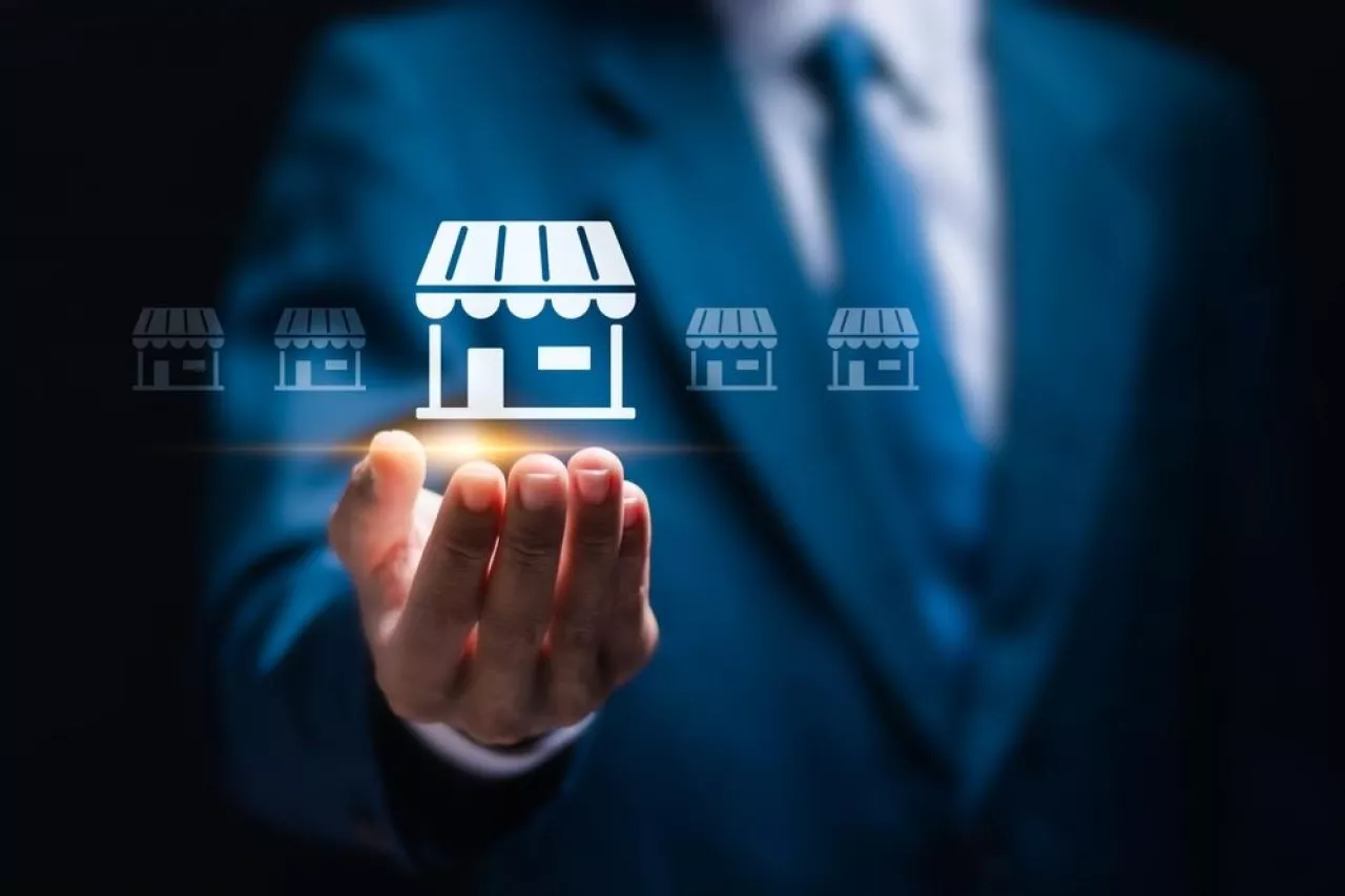 <p>Właściciele dużych, silnie zintegrowanych sieci franczyzowych odkryli sposób, by działać jednocześnie jak wielka korporacja i jak tysiące drobnych przedsiębiorców. Czym to skutkuje?</p>