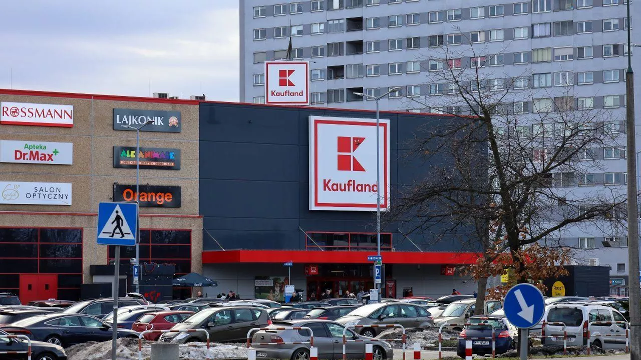 Kaufland i podwyżki w 2026. Ile zarobią pracownicy marketu? (fot. Shutterstock)