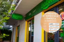 Przykład godzin otwarcia placówki Żabka w okresie noworocznym. Szczegółowy harmonogram znajdziesz na drzwiach swojego ulubionego sklepu. (Fot. Żabka + Facebook)