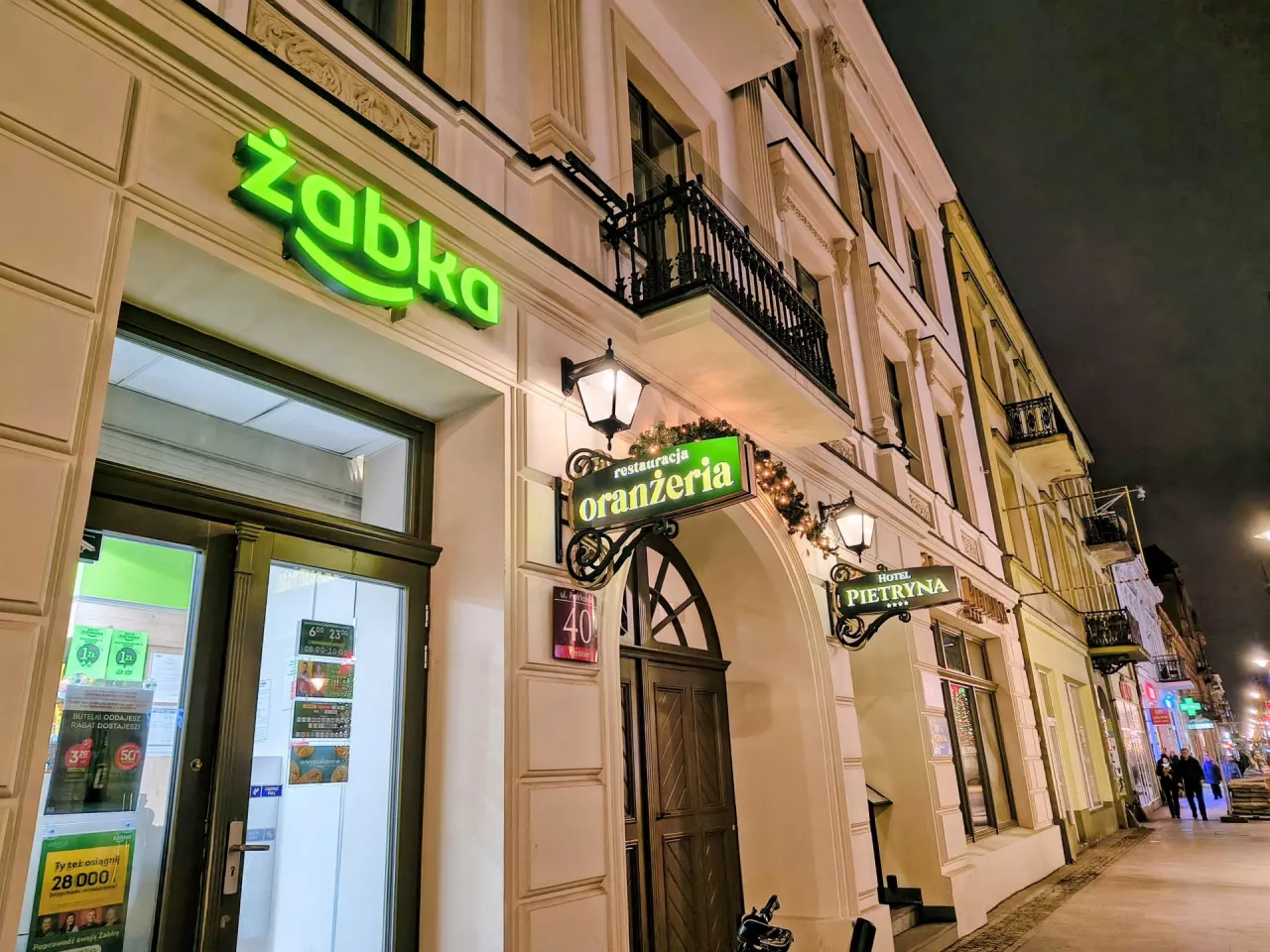 <p>Ulica Piotrkowska w Łodzi jest jednym z traktów, które wyróżniają się wysokim nasyceniem Żabkami</p>