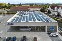 Panele fotowoltaiczne na dachach sklepów to coraz częstszy obrazek